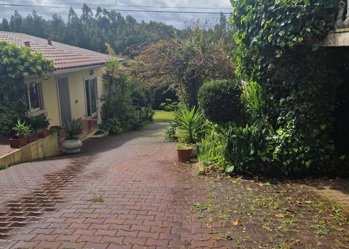 Honeysuckle And Flo * A Dos Francos